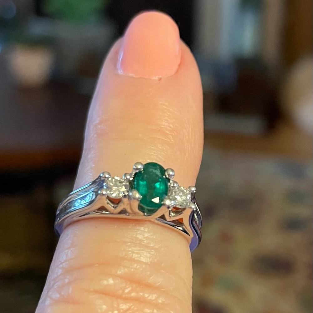 Genuine emerald and natural diamond ring (sizable) 14K white gold